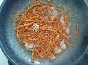 倒入已经泡发好的笋干翻炒2分钟左右