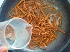 再加入适量的清水或者开水都可以，转中小火慢慢煮，大约煮15分钟左右即可