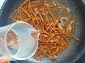 再加入适量的清水或者开水都可以，转中小火慢慢煮，大约煮15分钟左右即可