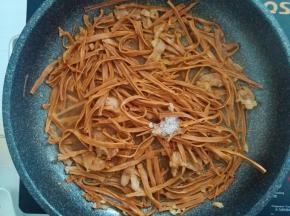 煮至收干水分，下入盐和糖，翻炒均匀后，即可关火出锅，少盐对健康更有益。