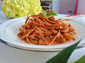 出锅后装盘，用薄荷叶装饰下，即可食用哦。