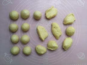 一发后的面团倒在揉面垫上，排气后分割成17等份，每个小面团约30g