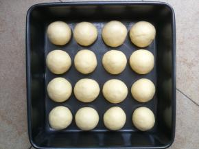 将16个小面团揉圆，依次摆入不沾烤盘中，注意摆放整齐，每个面团之间预留一定的缝隙