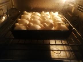 烤箱180度预热后，将烤盘送入烤箱烘烤，上下火175度20分钟，烘烤10分钟左右时加盖锡纸以防上色过度