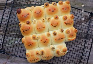 用食用色素笔或者融化巧克力在每个小青蛙上画出可爱的小表情吧～