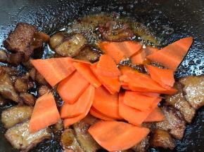 加入胡萝卜炒断生