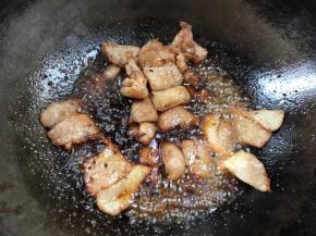 加入料酒，酱油炒香