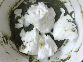 加入剩下的蛋白，翻拌均匀同上图，不可搅拌