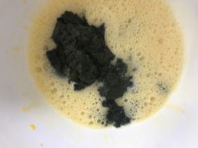 加入菠菜泥，搅拌均匀