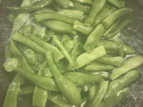 四季豆洗净，掐段，放入开水锅中煮熟
