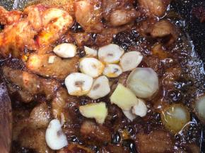 加入姜片、蒜片爆香