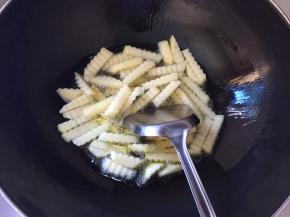 倒入土豆，不停翻炒3分钟左右