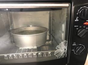 放入预热好的烤箱底层，160度烤50分钟