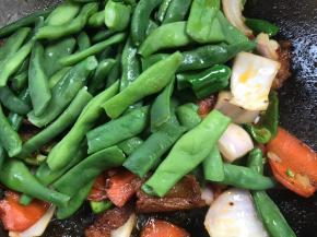 加入四季豆，翻炒均匀