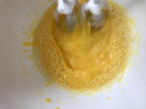 蛋黄中加入牛奶、盐、玉米油搅拌均匀