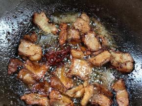 加入豆瓣酱炒出红油