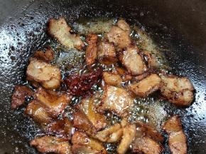 加入豆瓣酱炒出红油
