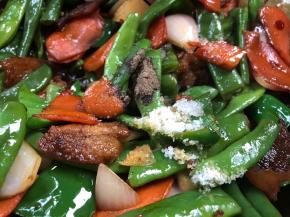 调入盐、胡椒粉和味精，翻炒均匀至入味