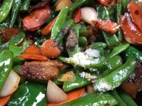 调入盐、胡椒粉和味精，翻炒均匀至入味