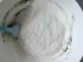 筛入面粉，翻拌均匀至无颗粒状，接着160度预热烤箱