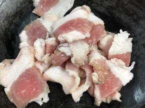 盐五花肉放入锅中，小火煎炒出油