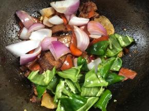 加入洋葱和青椒，翻炒均匀