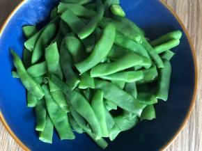 把煮好的四季豆捞出沥水备用