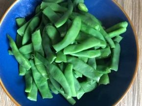 把煮好的四季豆捞出沥水备用