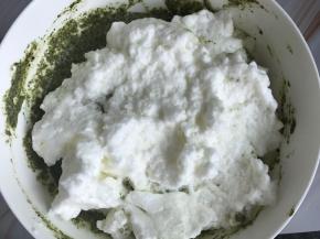 加入三分之一的蛋白，翻拌均匀，不可搅拌