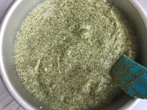 倒入八寸蛋糕模具内，抹平后震几下排气