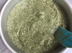 倒入八寸蛋糕模具内，抹平后震几下排气