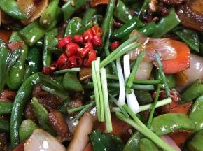 加入葱段、小米椒和干辣椒，翻炒均匀即可