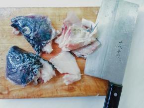 鱼头片两半，鱼骨剁几段。