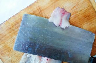 顺着鱼尾方向，斜着薄片。