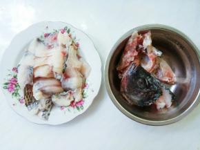 片好的鱼片，剁好的鱼骨，用盐水洗净控干。