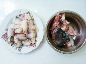 片好的鱼片，剁好的鱼骨，用盐水洗净控干。