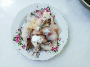 鱼片加胡椒粉、料酒、白糖、盐、淀粉、油。