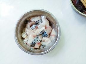 轻轻抓捏鱼片一会，使调料裹匀后，静置一旁入味。