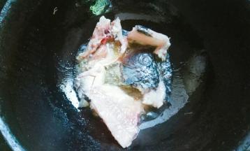 锅内少许油，下花椒爆香。下鱼骨、头煎至变色。