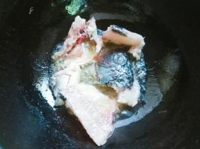 锅内少许油，下花椒爆香。下鱼骨、头煎至变色。