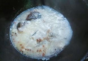 倒入开水，大火煮沸，汤汁变白。