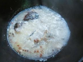 倒入开水，大火煮沸，汤汁变白。