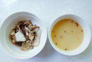 捞出鱼骨，倒出汤汁。