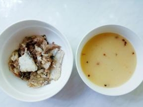 捞出鱼骨，倒出汤汁。