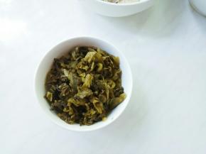 酸菜洗净切丝，攥干水分。