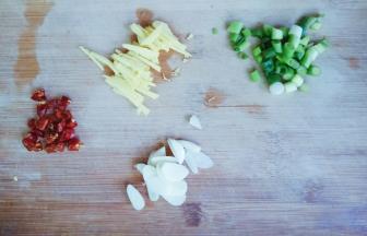 辅料处理。葱花、姜丝、辣椒圈、蒜片。