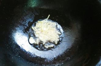 倒油，下姜丝、蒜片爆香。