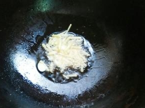 倒油，下姜丝、蒜片爆香。