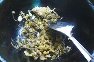 加酸菜翻炒出香味。