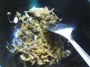 加酸菜翻炒出香味。
